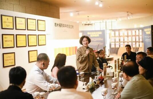 高端領袖 尊享訂制|東莞消費領袖可雅XXO整桶訂制掛牌儀式隆重舉行